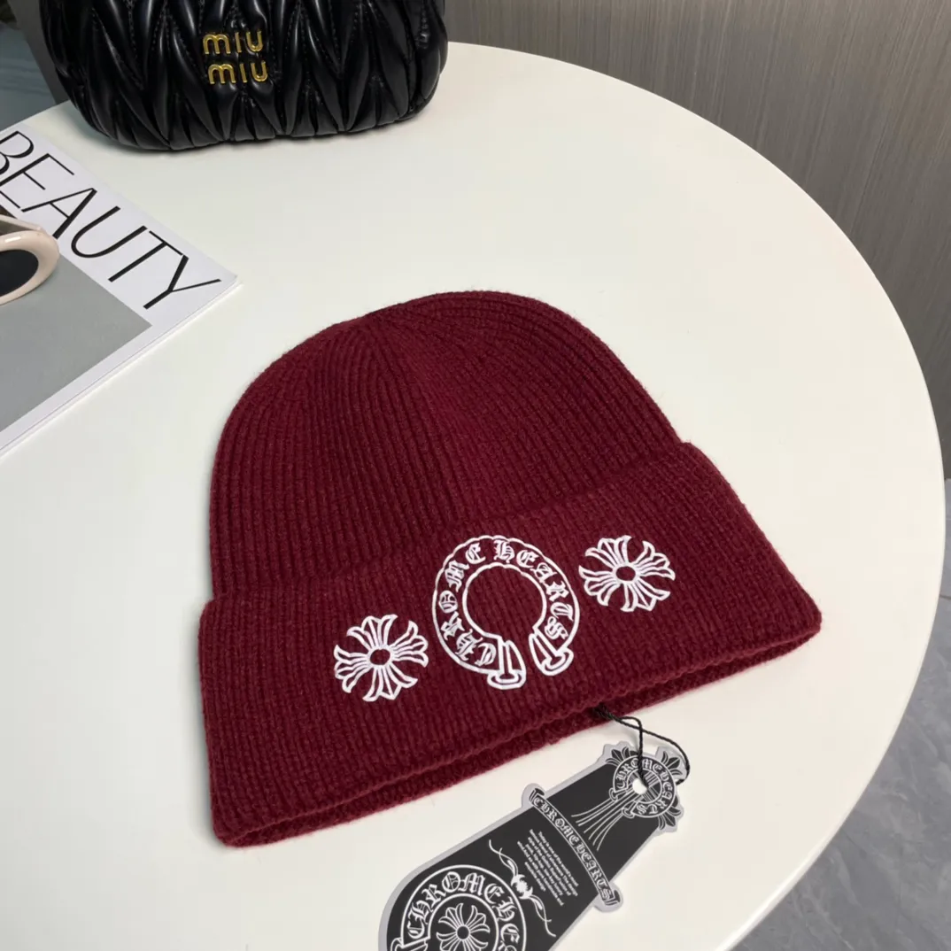 P60 🤍Chrome hearts new autumn and winter cross knitted hat🧶 One of the must-have hats in autumn and winter~ It really looks good on whoever wears it~, it is also a perfect match in black and white and gray in autumn~